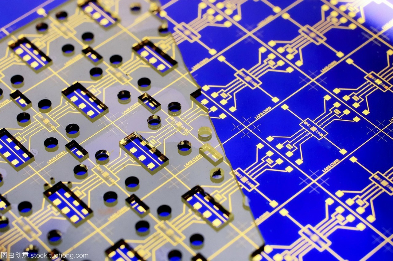 納米器件的發(fā)展。這是一種納米裝置的特寫,被稱為&ldquo;癌癥&rdquo;。電子電路板可以看到藍色,上面放一個塑料面具黃色,透明的。納米流體被放置在面罩上,并附著在電路板的裸露區(qū)域。目前正在研制一種抗癌藥物,以檢測包括癌癥腫瘤在內(nèi)的微量生物標志物。生物標志物被用來檢測生物過程是否正常。法國圖盧茲國家科學研究中心cnrs拍攝的照片。